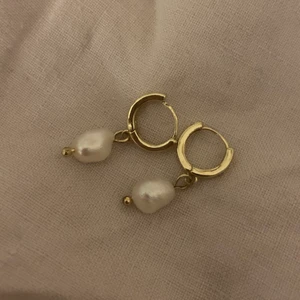 Örhängen  - Sååå söta örhängen med sötvattenpärlor😍🙌🏼