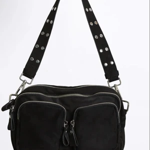 Gina väska! - En Gina väska som har vart liggandes i min garderob ett långt tag nu och tänkte sälja den💕 Väskan är köpt för 399kr men säljer för 250 kronor, priset kan diskuteras! Hör av dig eller buda om du är intresserad eller har frågor💕