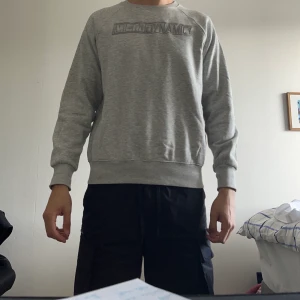 Grå sweatshirt  - Köpt på junkyard i butik, för 500 kr. Knappt använd, väldigt bra skick. Litet grå märke fram. Passar både storlek S och M