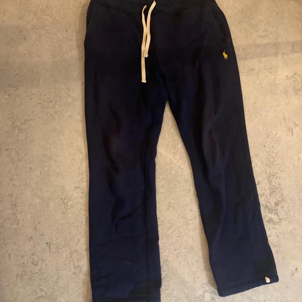 Jag säljer mina Ralph Lauren byxor i storlek S som Jag köpte för ca 1000kr. Jag har använt de ett få par gånger vilket betyder att den är i bra skick förutom att färgen gått bort pytte lite vid knäna men det är något man knappast märker av. Pris kan disku. Jeans & Byxor.