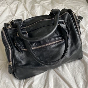 Väska Pieces - Fin väska från Pieces med tillhörande axelband. Köparen står för frakten! ❣️