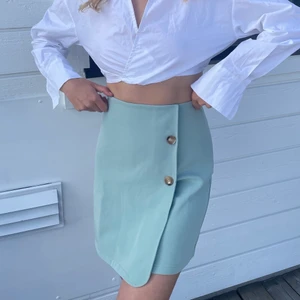 Snygg mintgrön kjol 💚  - Så fin mintgrön kjol i Kostym-material! Bra skick och bra kvalitet! 