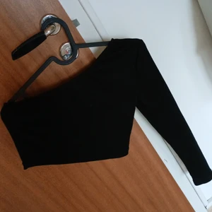 Shein - Säljer min tröja för att den visar magen mycket. Jättefin annars 