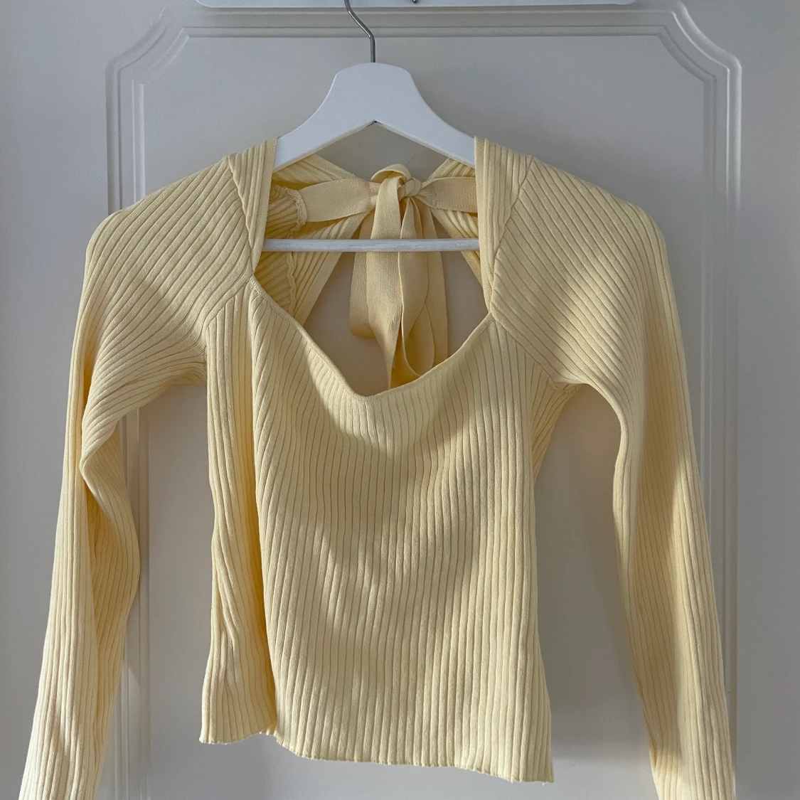 Gul topp med knytning i ryggen - 90