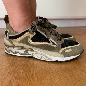Sandro Sneakers - Nyinköpta Sandro sneakers från NK Nypris: 2 300:- Använda endast 2 ggr https://eu.sandro-paris.com/default/femme/fchaussures-master/baskets/