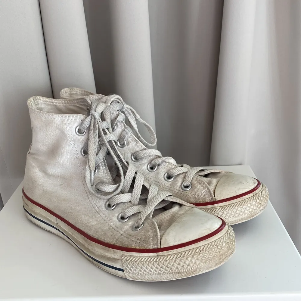 Här är ett par jätte fina converse skor.💓 skorna är tyvär inte till Användning längre💗 Fråga bara om fler bilder💗. Skor.