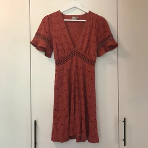 Söt klänning - Jättefin klänning med vackert mönstrat tyg. Den är köpt på Delphi men jag har aldrig använt då den är lite för stor på mig. 