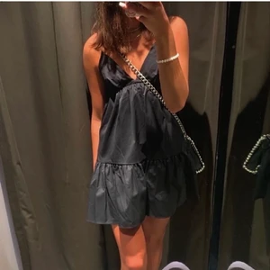 Populär zara klänning  - Säljer denna populära zara klänningen då den inte passar mig så bra. Den har varit sönder i en söm men det är lagat och inget som syns. Dm för fler bilder 