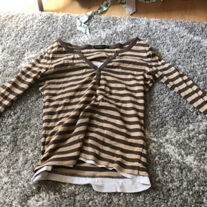 Lindex - En randig tröja som passar till ett par lågmidjade jeans! Jätte fin tröja men passar inte till min stil, kom privat för fler bilder❤️