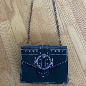 svart handväska ! - Det går lätt att ta bort kedjan om man vill byta axelbandet mot något annat! Säljer då den inte används.