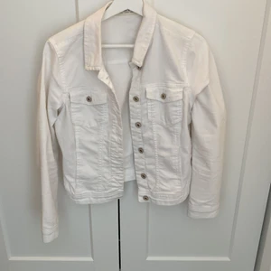 Söt jeansjacka  - Söt vit jeansjacka, knappt använd 