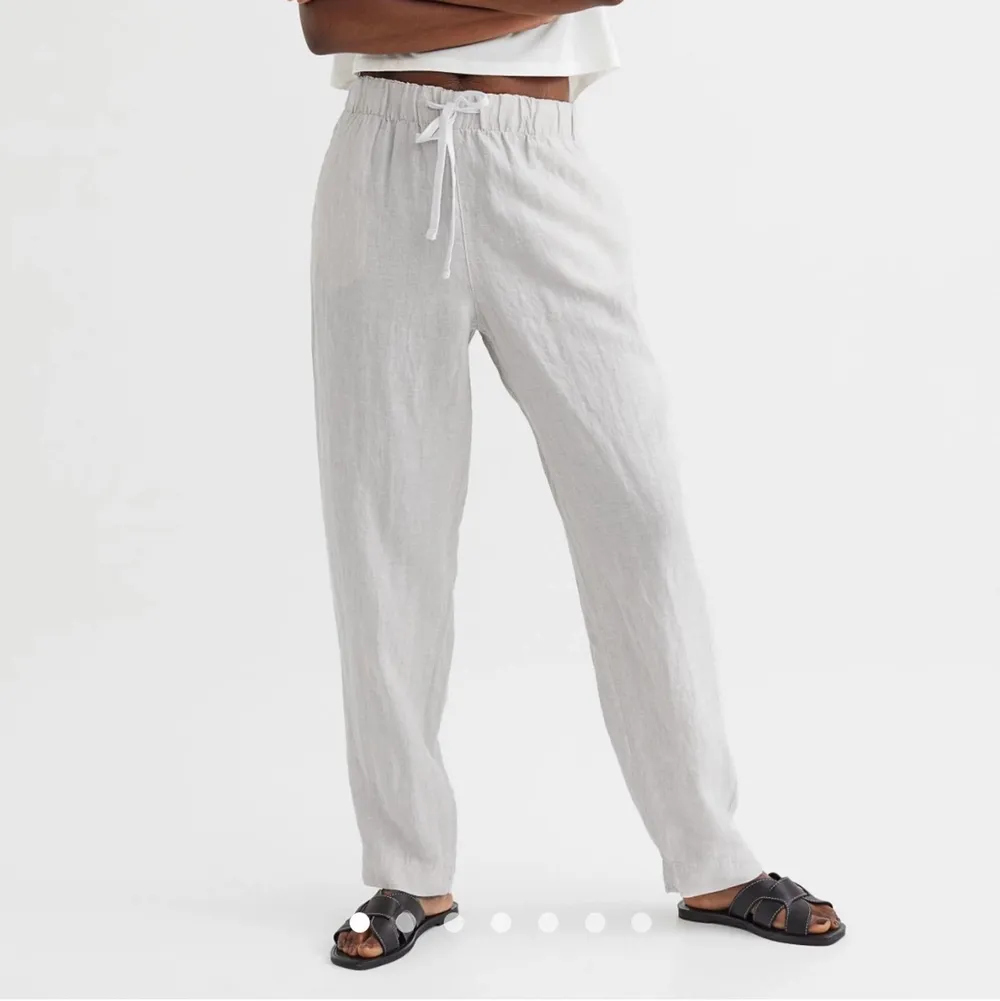 Oanvända linne byxor från hm som är slutsålda! Väldigt bekväma och bra i längden jag är 168 ish✨💗🌷. Jeans & Byxor.