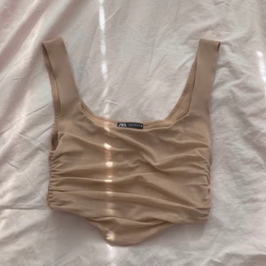 Korsett topp i tyll - Jättesöt korsett topp i tyll från zara, i färgen gammelrosa ✨ slutsåld hos zara, nypris 359kr 💓 knappt använd! 