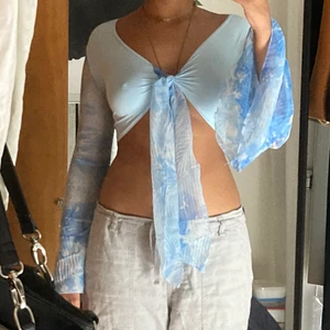 Blå topp - Blå somrig topp, tajt i armarna 