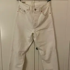 Vita högmidjade Levis jeans använda typ två gånger 
