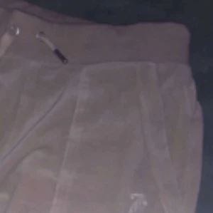 Hej jag har ett juicy sett om du är intresserad i färgen beige om du är intresserad så kom gärna med pris förslag kan tänka mig runt 1000-12000 - dom köpdes för cirka 2 veckor sen använt dom 2 gånger jag säljer för o köpa en ny färg dom är helt rena 