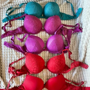 5 BH storlek 75A push-up - 5 bh med push up. Storlek 75A. Använda olika mycket men fint skick.   100kr för alla 5  Finns att hämta i haninge eller skickas mot fraktkostnad.