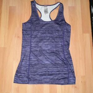 Träningslinne från Newbody - Säljer detta linne då det inte används. Har haft det i något år men det är inget fel på det. Det sitter inte så tight utan är mer som ett yoga linne. Linnet är gjort i ett material som andas. Kan posta om det önskas.