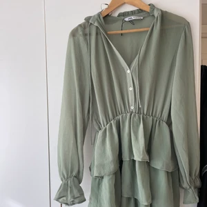 Zara klänning - Klänning från zara  Använd 2 gånger  Storlek medium