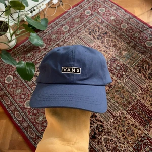 Vans keps  - Vans keps som är använd en gång!  Hör av dig vid frågor! 