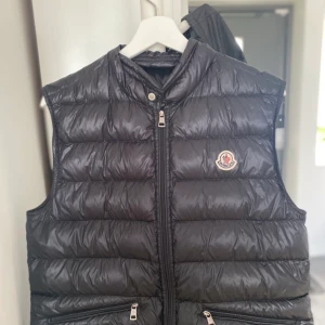 Moncler  - Äkta moncler väst i storlek 3=L 