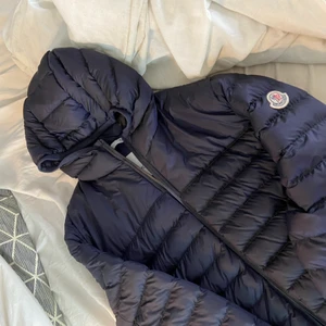 moncler jacka Strl S - Moncler jacka i Strl 2, motsvarar S skulle jag säga! ❤️ verkligen superduperfin jacka som passar till allt! Färger är darkblue Cavi, en mörkblå färg som nästan ser svart ut i dagsljus. Köpte den för 3500 på rea (nypris 7699)  Pris kan diskuteras!! ❤️
