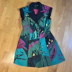 Svensk designad mönstrad läder klänning - Originell design klänning i äkta material av läder och mocka. Den är lite lös på mig och jag har storlek medium. Skulle säga att den är närmare en large.