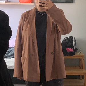 Brun kavaj från Gina Tricot  - Snygg lite boxig brun kavaj från Gina Tricot. Använd men i väldigt fint skick, säljs pga flytt. Använd med kärlek. Tillkommer frakt. 