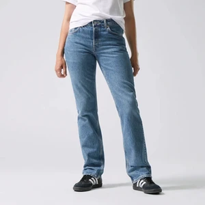 Weekday jeans - HELT NYA!! (Pris kan diskuteras)  Weekday jeans i storlek 29/34 kan jämföras med 36/38. De är i färgen Harper och är helt nya, lappen sitter kvar. Jeansen är mid rise. Skicka om ni vill ha fler bilder!
