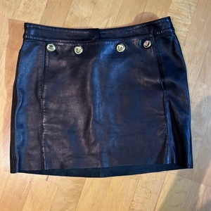 Acne läder kjol med guld knappar - Super fin svart Ance läder kjol i riktigt mjukt fint läder. Passar till allt. Ett klassiskt tidlöst plagg i bra kvalitet. I mycket gott skick!