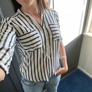 Blus strl S/M - Supersöt randig blus. Inte använd så mycket så den är i bra skick o blir perfekt till skolan/jobbet 😊