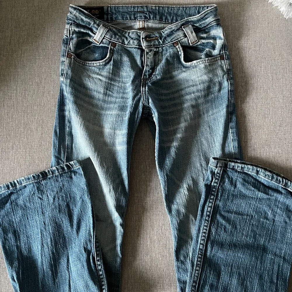 Säljer dessa fina low waist jeansen från lee då dom vart köpta i fel storlek dom passar jätte bra bara att dom är lite för korta för mig som är 169 passar för dig under 166💓 (nyskick) nypris: 999. Jeans & Byxor.
