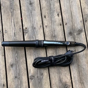 HH SIMOMSEN - Nypris 1500kr. Säljer en hh simonsen locktång då den bara blivit använd en gång. Därav i nyckick. (Medföljer värmeskyddshandske och värmeskydd för förvaring) Perfekt för mjuka lockar Temperaturjustering 110-210. Med touchfunktion. 25-32 mm i diameter