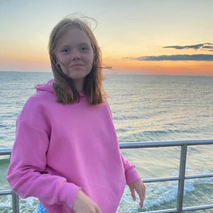 Rosa hoodie - KÖP 3 BETALA FÖR 2 PÅ ALLT  Rosa hoodie från Gina köpt förra sommaren. Skit snygg