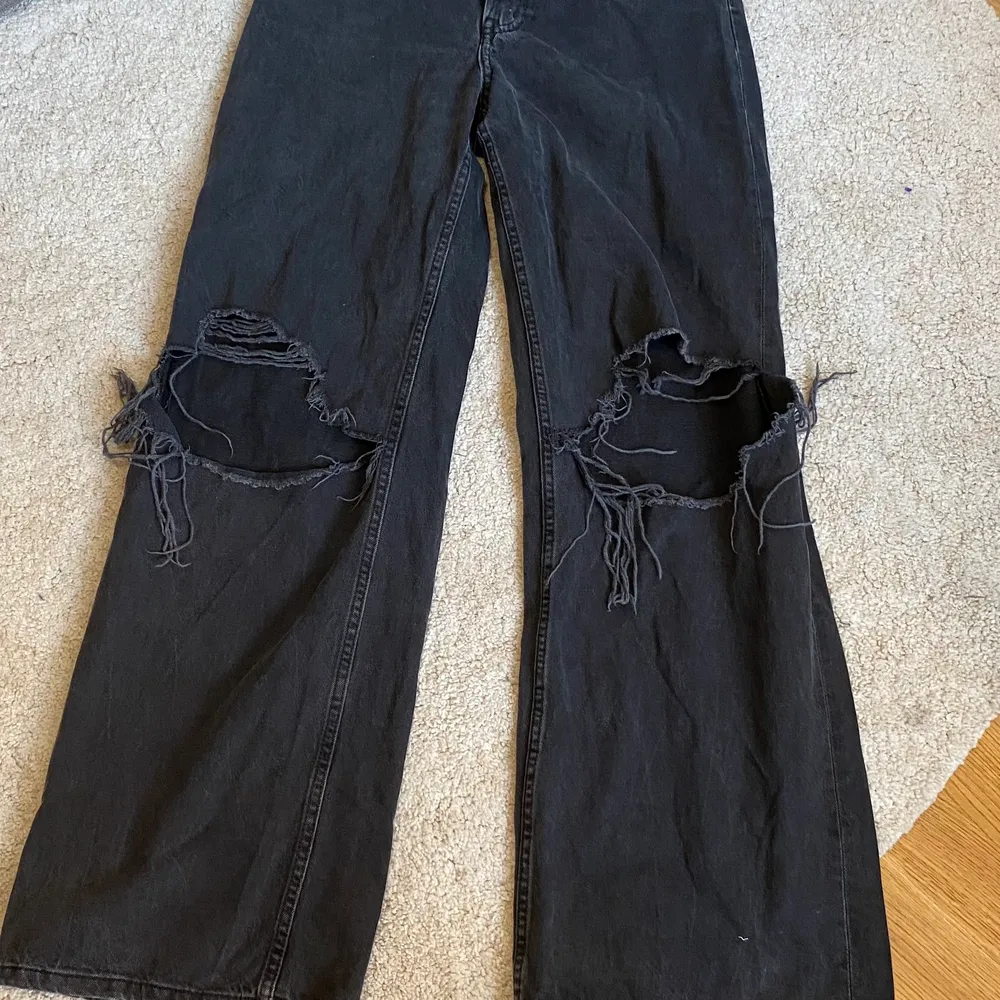 Ett par svarta jeans från hm tror ej att dom säls längre . Jeans & Byxor.