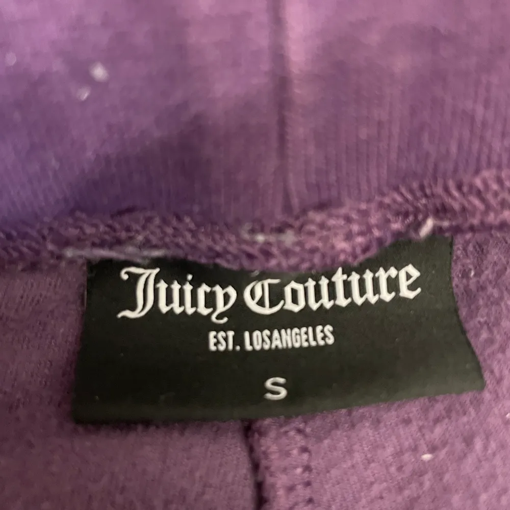 INTRESSEKOLL!!! Säljer kanske mina lila juicy couture byxor i strl S. Är inte säker på om jag vill sälja dom men vill se om det är någon som vill köpa och hur mycket jag får. Jeans & Byxor.