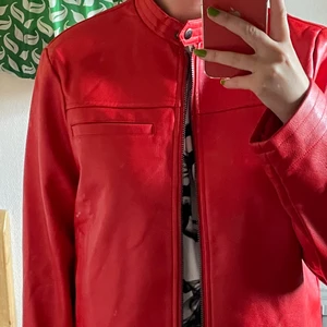 Röd skinnjacka  - En röd oanvänd skinnjacka från nakd med prislapp kvar! Med andra ord toppskick🤠 Väldigt fin men kommer inte till användning tyvärr:( BJUDER PÅ FRAKTEN❣️