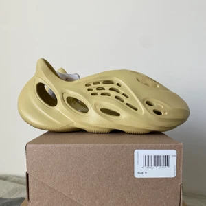 adidas Yeezy Foam RNNR Sulfur - Ett par nya Foam RNNR i färgen Sulfur Små i storleken Size EU 43