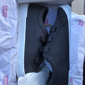 Levis’S sneakers - Aldrig använda då dom var för stora! Storlek 40 Köpta på Zalando nypris 499 säljer för 400+ frakt