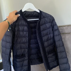 Moncler Jacka  - Kollar intresset på min gamla moncler jacka. Köpte den ca 3 år sen, den är i storlek 12 år, men jag är en xs/s och den sitter bra på mig. Den har ett litet hål på vänstra sidan, kan skicka mer bilder vid intresse. 