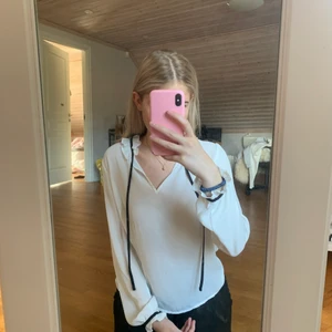 Tröja från ginatricot - Fin blus från ginatricot med svarta detaljer o fin krage. I storlek xs