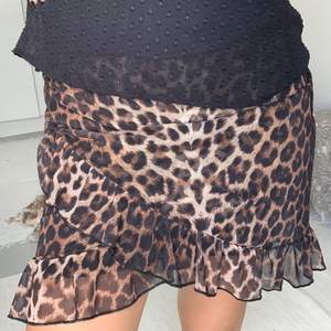 Supersöt kjol från Nelly trend i storlek S. Varsamt använd. Passar även en M.