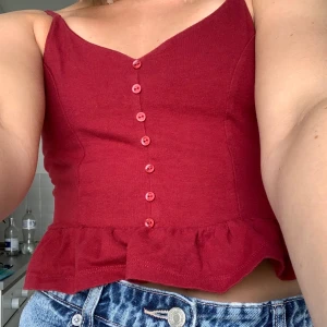 Nelly Linne  - Gulligt linne från Nelly med volanger nedtill. Använd men i bra skick. 