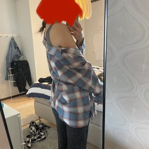 Rutig skjorta - Rutig skjorta köpt på Asos i oversize modell. Skriv privat för frågor 💕