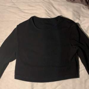 Hej! Säljer en svart croppad långärmad tröja som matchar verkligen till allt, skriv ifall du har några funderingar elr vill ha bild på❤️❤️❤️
