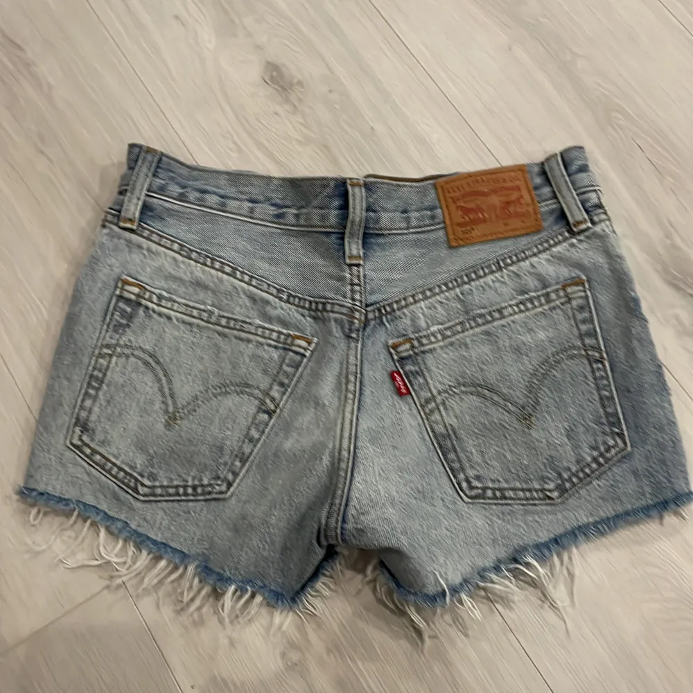  jeansshorts ifrån Levis. Knappt använda.  Får tyvärr inte på mig dom längre så kan ej skicka bilder på. Shorts.