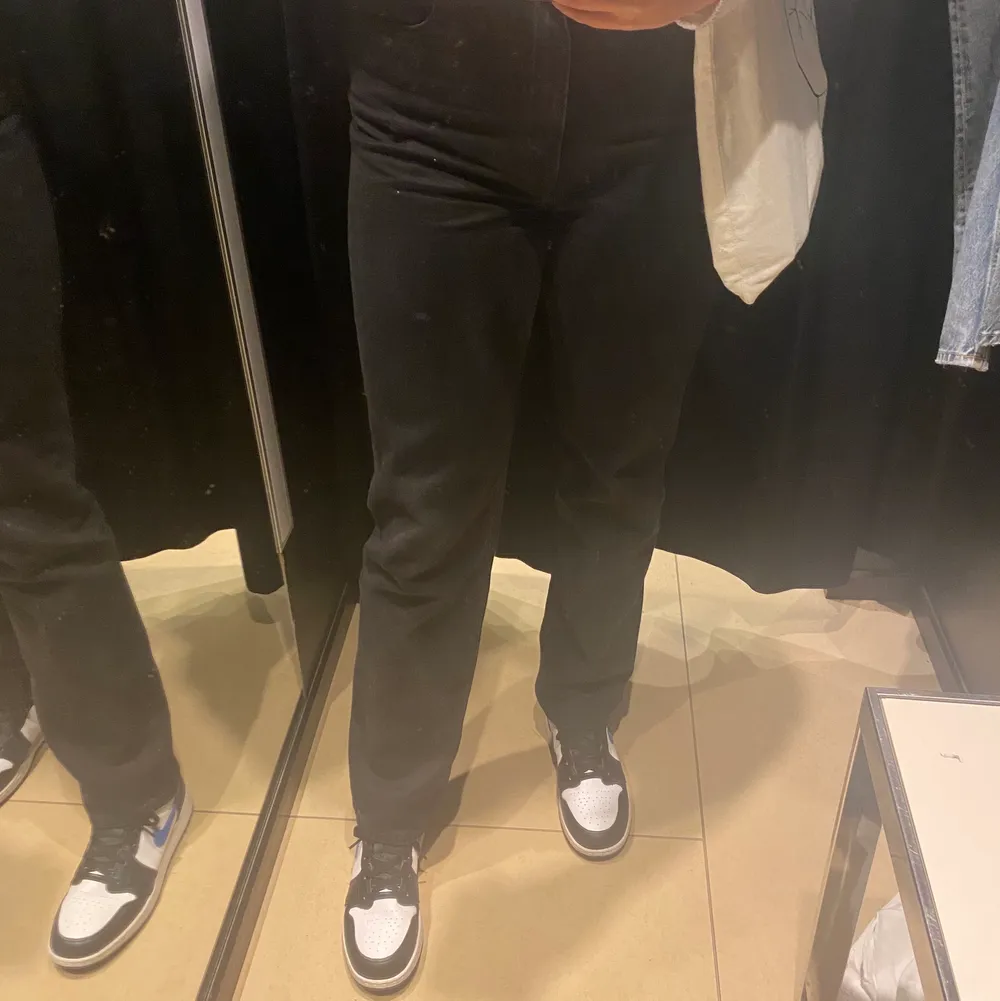 Helt nya Levis jeans, säljer pga för stora. Det är strorlek W29 L32. Sitter perfekt i längden på mig som är 170 cm. Men tyvärr lite för stora i midjan på mig som brukar ha 38 vanligtvis. 💘 nypris 1 400. . Jeans & Byxor.