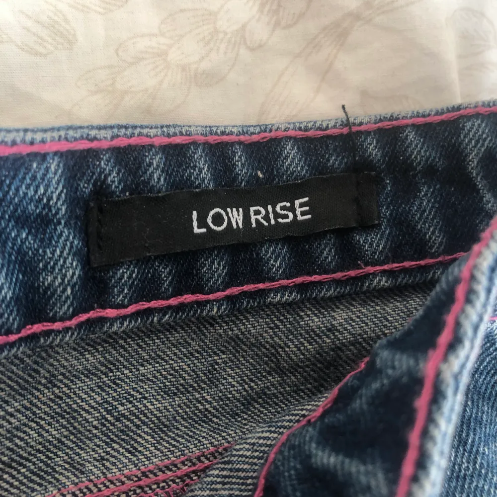 ett par lowrise jeans strl W32 från Jaded London med graffiti text på ena sidan av benet! använda max 3ggr 🙏 . Jeans & Byxor.