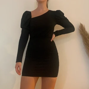 NLY ONE klänning - Bra skick. Endast använd 2 tillfällen, bland annat på nyår. Fint åtsittande nedtill och pösigare upptill. Jag är 168cm för jämförelse.