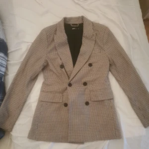 Plaid Blazer  - En oanvänd mönstrad blazer från ginatricot i storlek 36, ingen stretch i materialet så se till att du vet att den passar dig